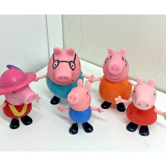 Peppa Pig Family Set Daddy Peppa George Mummy Tourist Figures Cake Topper’s x 5 - Picture 1 of 16
